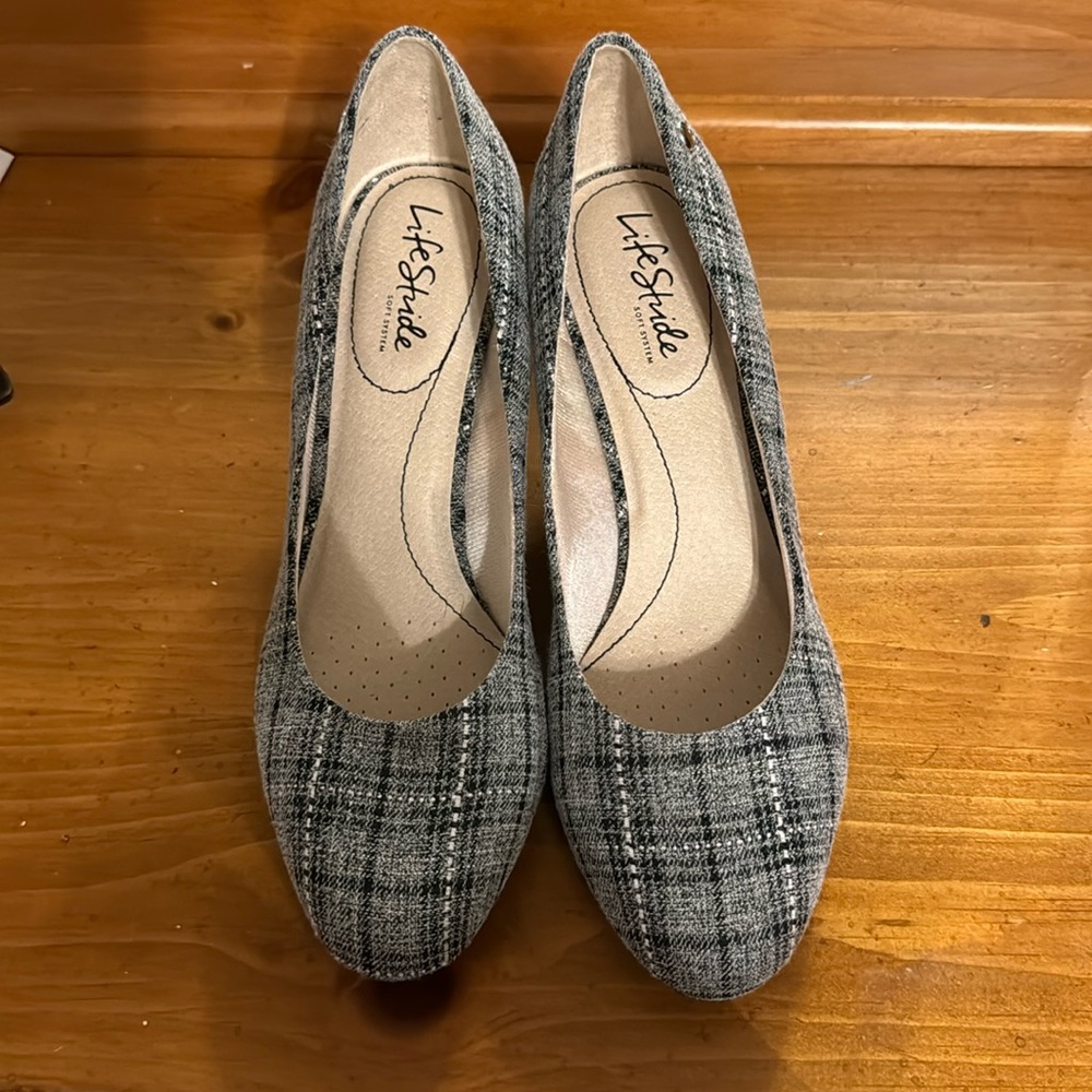 Never worn  Life Stride dress shoes size 8.5 wide